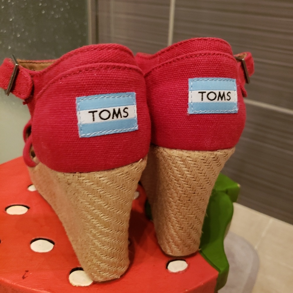 Tom's red canvas wedge shoe
